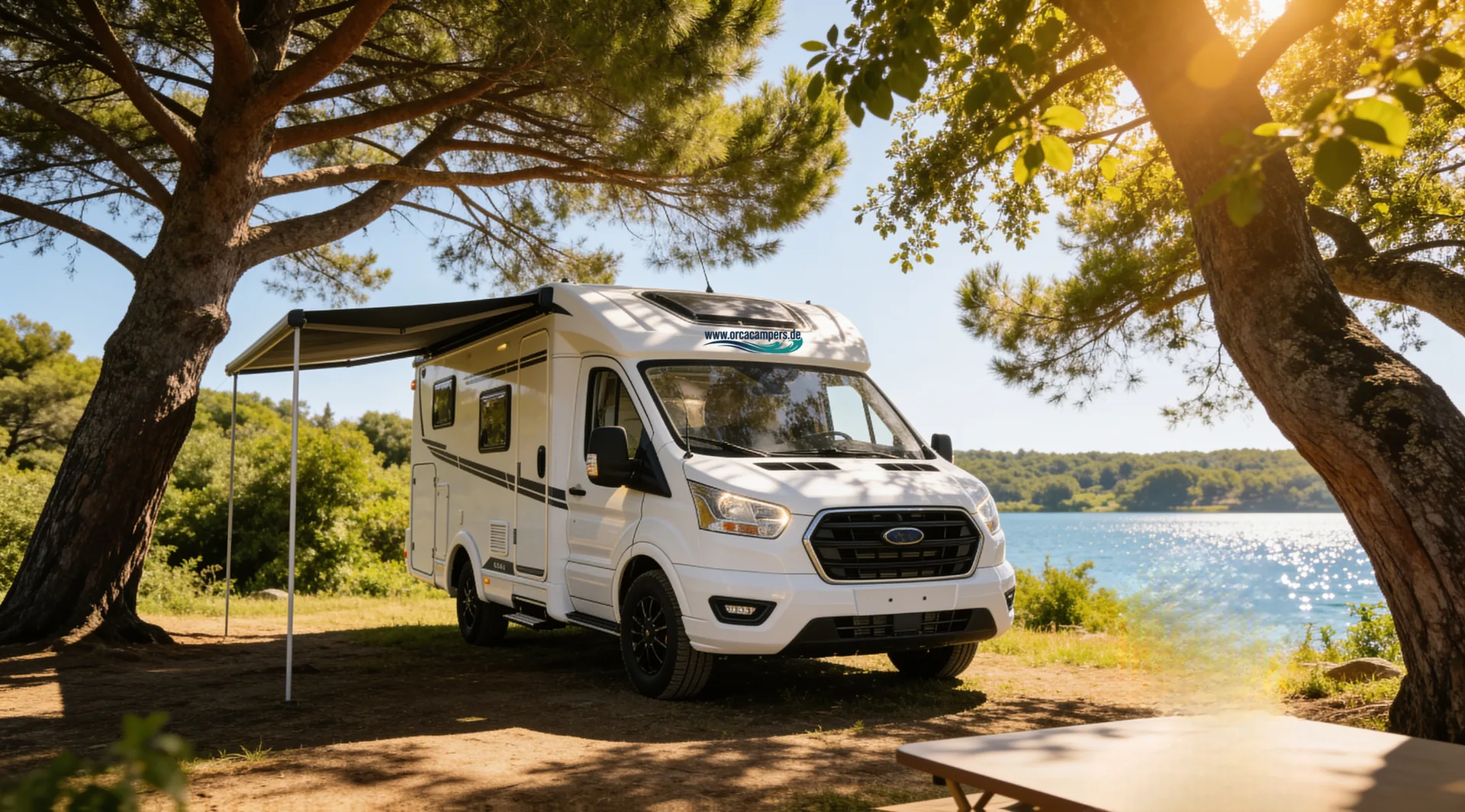 Wohnmobil mit ausgefahrener Markise auf einem sonnigen Stellplatz, davor Campingstühle im Schatten